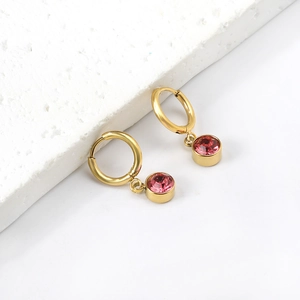 Boucles d'oreilles créoles dorées avec pendentif zircon rose sur pierre blanche