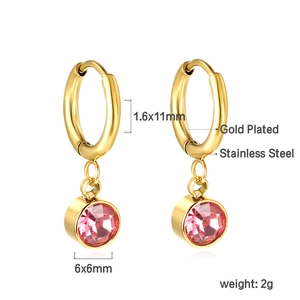 Détail de créoles en acier doré de 11mm avec pampilles en zircon rose de 6mm