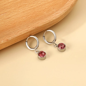 Créoles minimalistes en acier inoxydable avec pendentifs en cristal rose sur fond doux