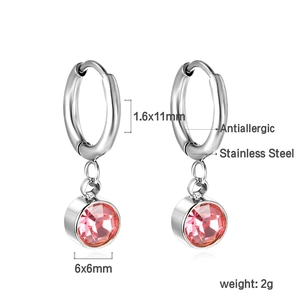 Détail de boucles d'oreilles créoles 11mm en acier avec cristaux roses 6mm