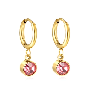 Élégantes boucles d'oreilles créoles dorées avec zircons roses sur fond blanc pur