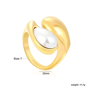 Detail of 18K gold stainless steel ring with white pearl and 22mm dimension labels