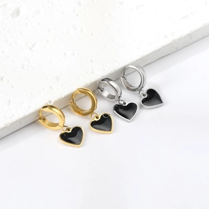 Boucles d'oreilles créoles cœur élégantes en or et argent avec breloques en émail noir
