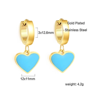Vue détaillée de boucles d'oreilles cœur bleu clair avec créoles en acier doré