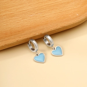 Vue détaillée des boucles d'oreilles cœur en émail bleu avec une finition argentée polie
