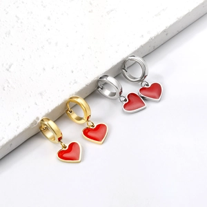 Boucles d'oreilles cœur en acier inoxydable doré et argenté avec émail rouge