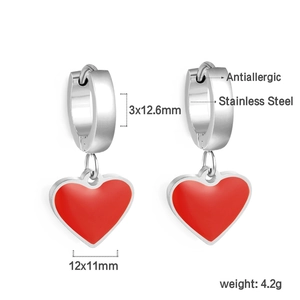 Détails et dimensions des boucles d'oreilles cœur en émail rouge en acier inoxydable