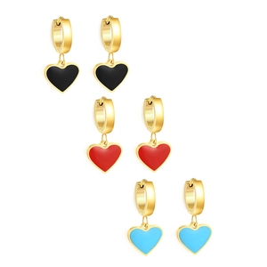 Trois paires de boucles d'oreilles cœur en émail noir, rouge et bleu avec créoles