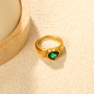 Vintage 18K gold plated stainless steel ring with heart-shaped emerald zircon stone