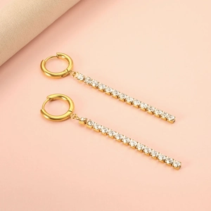 Eleganti orecchini pendenti in oro con file verticali di zirconi e chiusure a cerchio