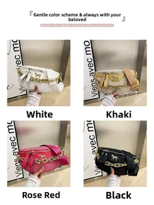 Vue détaillée de quatre coloris de sacs tissés avec des chaînes à gros maillons dorés