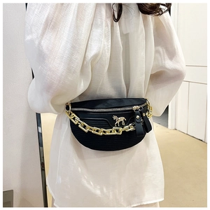 Sac banane noir élégant avec chaîne dorée et logo cheval porté sur haut blanc