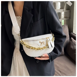 Détail du sac demi-lune blanc tissé avec emblème zèbre doré et bandoulière chaîne épaisse
