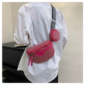 Détail du sac de selle rose à clous avec bandoulière à chevrons et petite pochette ronde
