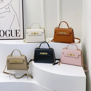 Elegantes bolsos de piel texturizada con cadena en cinco colores sobre soporte