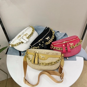 Sacs饺子 chic en plusieurs coloris avec logos cheval en métal et grosses chaînes dorées