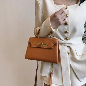 Bolso Kelly de piel con textura caramelo con cierre dorado y correa de hombro