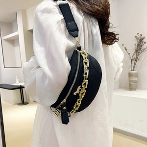Sac banane tissé noir tendance avec grosse chaîne dorée et pendentif cheval