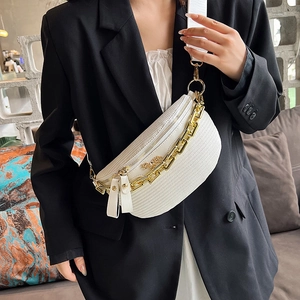 Sac demi-lune blanc tressé avec chaîne dorée et boucle de cheval porté par mannequin