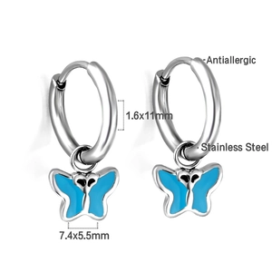 Détail de boucles d'oreilles papillon émaillées avec créoles en acier antiallergique