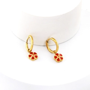 Boucles d'oreilles fleur rouge avec créoles dorées sur un socle blanc épuré