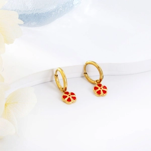 Boucles d'oreilles créoles dorées avec pendentifs fleurs rouges en émail