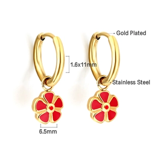 Détail de la boucle d'oreille créole en acier doré avec pendentif fleur rouge
