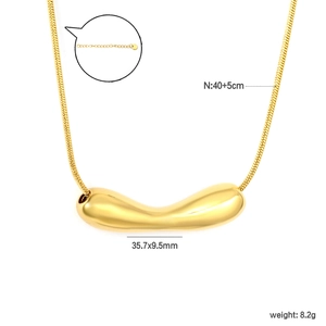 Détail du pendentif géométrique doré, taille 35,7x9,5mm avec une chaîne de 40+5cm