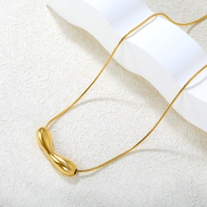 Collier minimaliste en or avec pendentif haricot organique et chaîne serpent fine