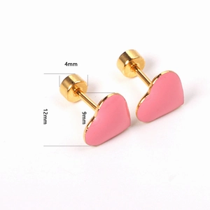 Dettaglio orecchini a cuore rosa con larghezza 12 mm e lunghezza perno dorato di 9 mm
