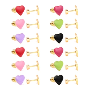 Dettaglio degli orecchini a cuore in smalto colorato con chiusura a vite in 12 colori