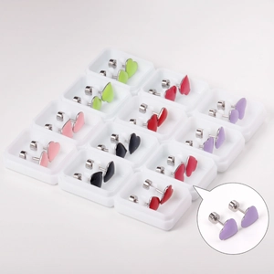 Set di 12 paia di orecchini a lobo a cuore colorati in acciaio inossidabile da donna