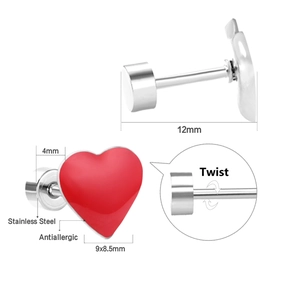 Dettagli dell'orecchino a cuore rosso con dimensioni e trama in acciaio inossidabile