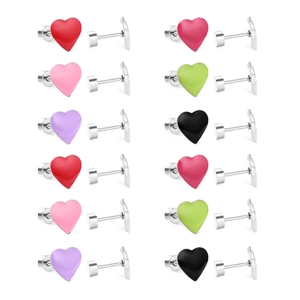 Macro di orecchini a cuore colorati in rosso, rosa e viola con perni in metallo argentato