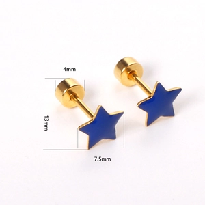 Dettaglio dell'orecchino a stella blu da 7,5mm con finitura dorata e dimensioni viti