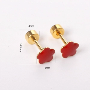 Dettaglio orecchini a fiore rosso con base dorata e dimensioni 6 mm per 10,5 mm