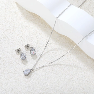 Schmuckset aus Edelstahl mit Tropfenanhänger aus weißem Zirkon und passenden Ohrsteckern