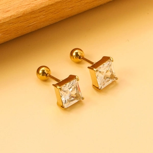 Détail de boucles d'oreilles carrées en zircon plaquées or avec fermoir à vis sécurisé