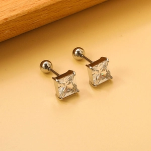 Détail macro des boucles d'oreilles carrées en zircone avec fermoir à vis sécurisé au dos