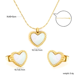 Elegante set di gioielli con cuore in conchiglia bianca, collana dorata e orecchini a lobo