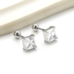 Détail de boucles d'oreilles carrées en zircone avec fermoirs à vis sécurisés