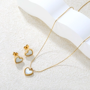 Elegante set di gioielli in acciaio inossidabile dorato con ciondoli a cuore bianco
