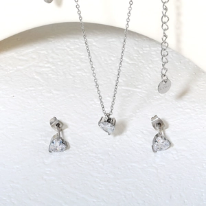 Parure de bijoux élégante en acier inoxydable avec collier et boucles d'oreilles cœur zircon