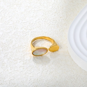 Bague ouverte minimaliste en acier plaqué or 18 carats avec incrustation de nacre blanche