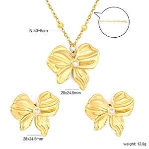 Set collana e orecchini in acciaio placcato oro 18K con perle e fiocchi chic