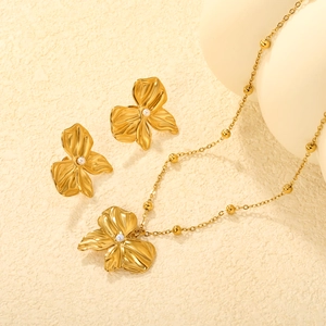 Parure collier et boucles d'oreilles en acier doré 18K avec perles et pétales
