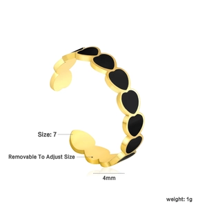 Détail de bague cœur en or 18k avec émail noir et spécifications de 4mm de large