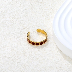 Bague ouverte en acier doré 18 carats avec détails en émail rouge goutte d'huile