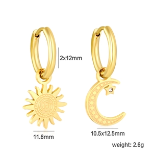 Détail des charms soleil et lune asymétriques dorés avec dimensions des créoles 12mm