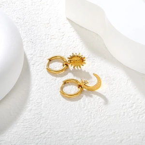 Boucles d'oreilles soleil et lune en acier doré sur supports géométriques minimalistes